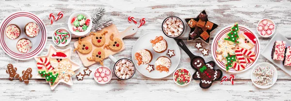 Niedliche Weihnachtssüßigkeiten Und Plätzchentischszene Overhead Ansicht Auf Einem Rustikalen Weißen — Stockfoto