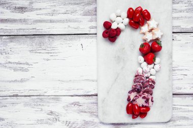 Noel şeker kamışı çerez tabağı. Beyaz ahşap zemin üzerinde görünüm.