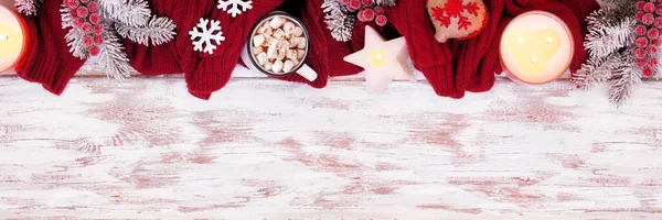 Útulné Vánoční Nebo Zimní Horní Hranice Červeným Svetrem Svíčkami Horkou — Stock fotografie