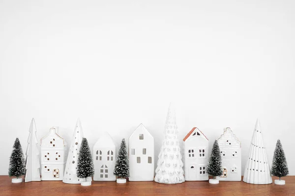 화이트 크리스마스 선반에 배경으로 있습니다 나무와 의집들 — 스톡 사진