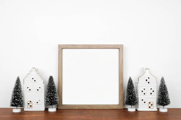 Weihnachtsattrappe Mit Holzrahmen Bäumen Und Weißem Hausdekor Quadratischer Rahmen Auf — Stockfoto