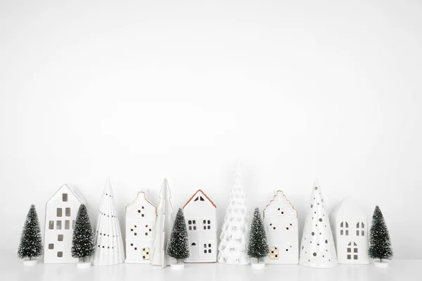 하얀색 화이트 크리스마스 장식입니다 나무와 의집들 — 스톡 사진