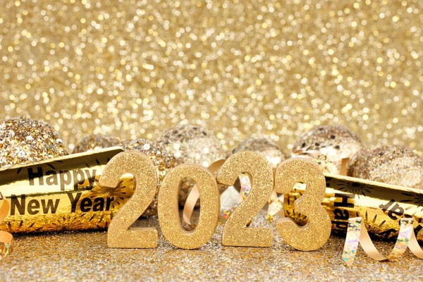 2022年除夕金色的数字和装饰闪烁着光芒的背景 — 图库照片