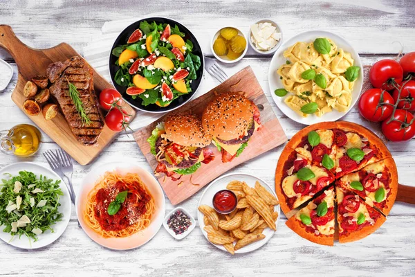 Asztali Jelenet Ízletes Ételek Választékával Felülnézet Egy Fehér Háttér — Stock Fotó