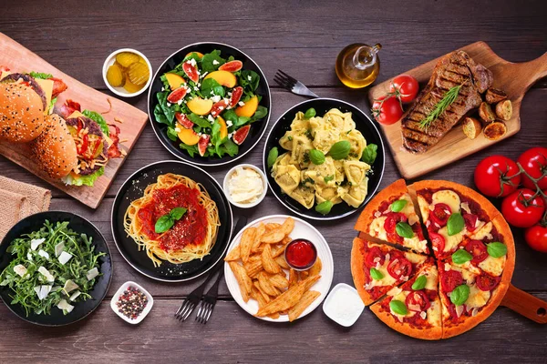 Tischszene Mit Einer Vielzahl Köstlicher Speisen Blick Über Einen Dunklen — Stockfoto