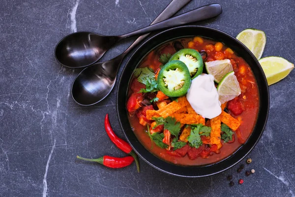 닭고기 토르티야 수프에 토마토와 곁들여 먹는다 멕시코 어두운 배경에 보이는 — 스톡 사진