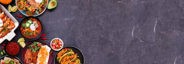 Meksika yemek köşesi sınırı. Koyu taştan bir afişin üst görüntüsü. Taco, burrito tabağı, nachos, enchilada, tortilla çorbası ve salata. Boşluğu kopyala.