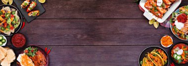 Meksika yemeği çifte sınır. Koyu ahşap arka planda üst manzara. Taco, burrito tabağı, nachos, enchilada, tortilla çorbası ve salata. Boşluğu kopyala.