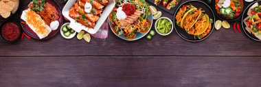 Meksika yemekleri sınırın üstünde. Koyu renk ahşap afiş arkaplanda yukarıdan görünüyor. Taco, burrito tabağı, nachos, enchilada, tortilla çorbası ve salata. Boşluğu kopyala.