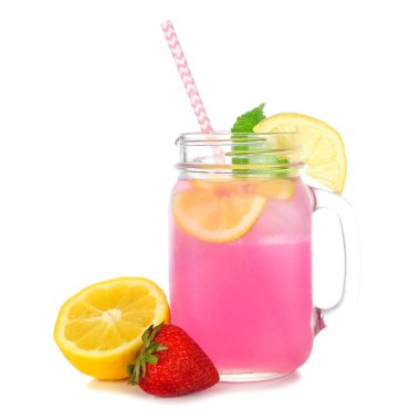 Beyaz bir arka planda kağıt kamış, limon ve çilekli mason kavanozda buzlu pembe limonata.