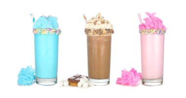 Beyaz arka planda izole edilmiş eğlenceli renkli yaz milkshake 'leri. Mavi ve pembe pamuk helva ve çikolatalı bisküvi..