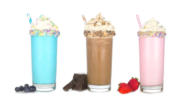 五彩缤纷的夏季奶昔与奶油鲜奶油隔离在白色的背景 含有配料的蓝莓 巧克力和草莓甜饮料 — 图库照片