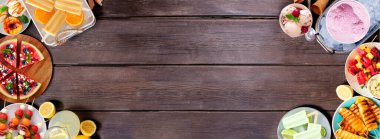 Yaz yemeklerini tazeliyorum. Izgara meyve, dondurma ve dondurma seçimi. Koyu ahşap bir arkaplanda genel görünüm.