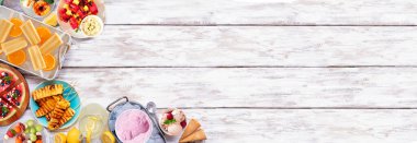 Yazlık yiyecek sınırını yeniliyorum. Izgara meyve, dondurma ve dondurma çeşitleri. Beyaz ahşap bir arkaplanda tepeden aşağı görünüm.