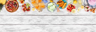 Yaz yemeklerini tazeliyorum. Çeşitli ızgara meyveler, dondurma ve dondurmalar. Beyaz ahşap bir arkaplanda genel görünüm.