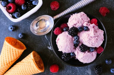 Bir kase çilekli dondurma. Koyu bir arkaplan üzerinde yukarıdan aşağıya görünüm tablosu.