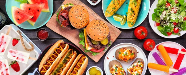 Sommer Grilltisch Szene Hamburger Hotdogs Kartoffeln Mais Und Kalte Leckereien — Stockfoto
