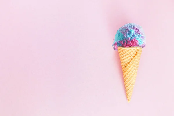 분홍색 배경에 파스텔 솜사탕 아이스크림 하나의 아이스크림 — 스톡 사진