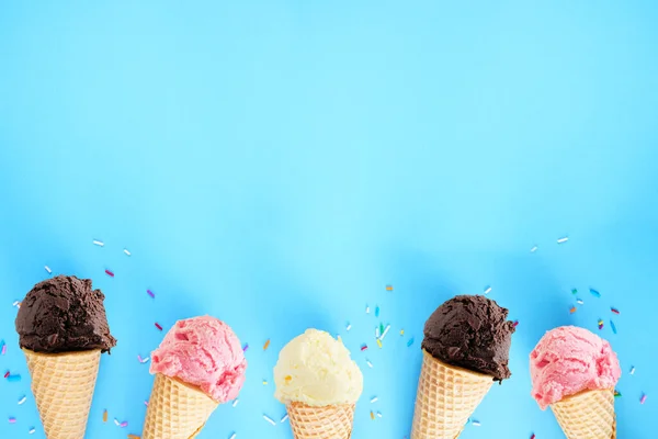 Eiscreme Untere Kante Über Einem Blauen Hintergrund Dunkle Schokolade Rosa — Stockfoto