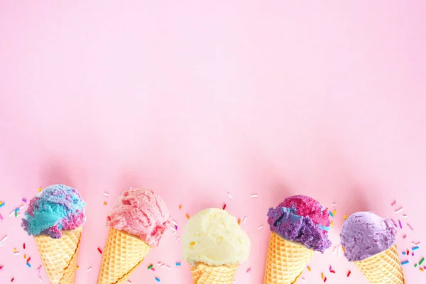 冰淇淋底部边缘有粉红色的背景 柔和的 柔和的颜色 复制空间 — 图库照片
