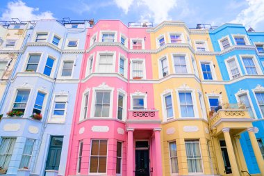 Notting Hill, Londra 'nın renkli pastel evleri. Yukarı sokak manzarası.