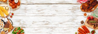 Beyaz ahşap bir arka planda yaz barbekü yemekleri çifte sınır. Izgara et, sebze tabağı ve smore tabağı koleksiyonu. Genel Görünüm.