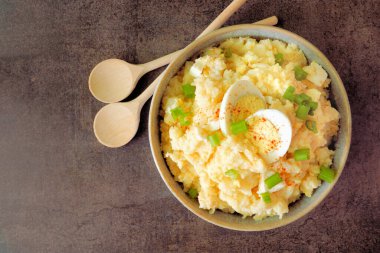 Klasik patates salatası. Koyu renkli bir arkaplanda görüntünün üstünde.
