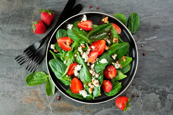 Summer Salad Spinach Strawberries Blue Cheese Black Plate View Ingredient — Stock Photo, Image