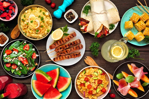 Koyu Renk Ahşap Arka Planda Yaz Yemeği Masası Sahnesi Tazeleyici — Stok fotoğraf