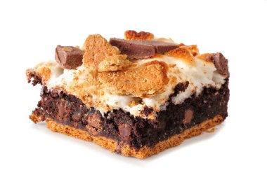 Smores brownie tatlı barı beyaz bir arka planda izole