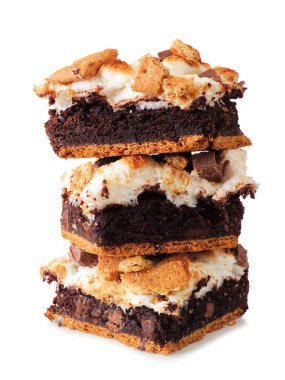 Beyaz arka planda izole edilmiş bir yığın çikolatalı kek.