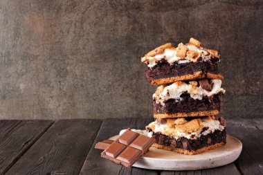 Bir yığın browni tatlı barı. Koyu arkaplan ile yan görünüm tablo sahnesi.