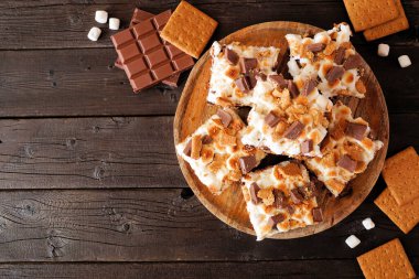 Smore brownie tatlı tabağı. Koyu bir ahşap arka planda, yukarıdaki masa manzarası.