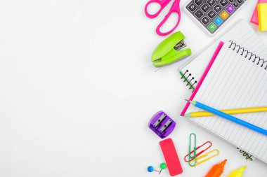 Okul malzemeleri yan sınırda. Beyaz arka planda, manzaranın üstünde. Uzayı kopyala Okul konseptine dönelim..