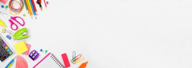 Okul malzemeleri köşe sınırı. Beyaz afiş arkaplanda yukarıdan aşağıya doğru bir manzara. Uzayı kopyala Okul konseptine dönelim..