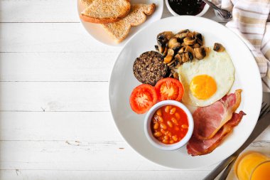 Haggis ile İskoç kahvaltısı. Beyaz ahşap arkaplanda, kopya alanı olan masa manzarasının üstünde.