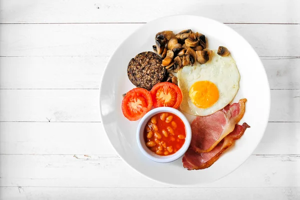 Pełne Szkockie Śniadanie Haggis Powyżej Widok Białym Tle Drewna — Zdjęcie stockowe