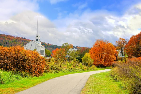 Fußweg Durch Die Herbstliche Landschaft Der Stadt Stowe Mit Weißer — Stockfoto