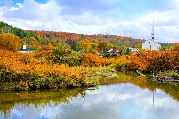 Herbst Ansicht Der Stadt Stowe Mit Weißer Kirche Und Herbstfarben — Stockfoto