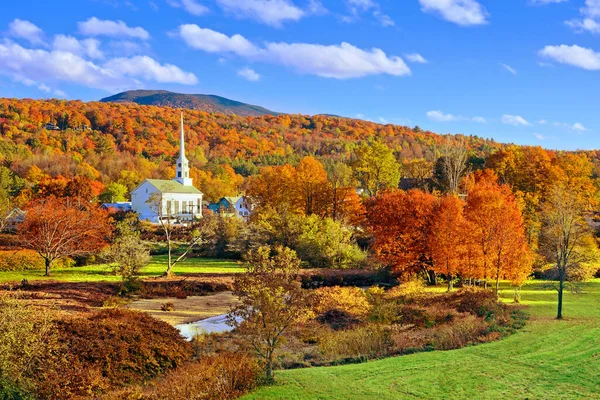 Herbst Landschaft Blick Auf Die Stadt Stowe Mit Weißer Kirche — Stockfoto