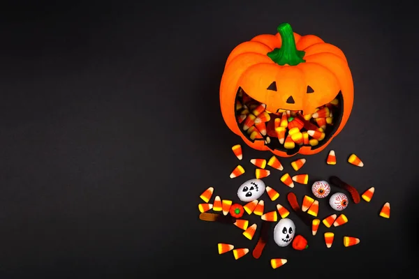 Halloween Jack Lantaarn Kom Met Morsend Snoep Bovenaanzicht Een Zwarte — Stockfoto
