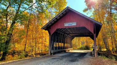 Kırmızı, ahşap, Brookdale köprüsü güzel sonbahar renkleriyle kaplı, Stowe, Vermont, ABD