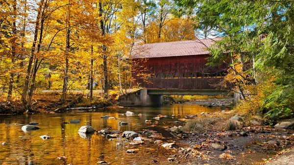 Rote Hölzerne Überdachte Brücke Mit Schönen Herbstfarben Und Flussreflexionen Stowe — Stockfoto