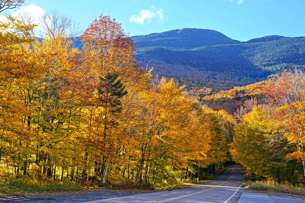 Herbstliche Farben Beginn Von Smuggler Notch Mit Mount Mansfield Hintergrund — Stockfoto