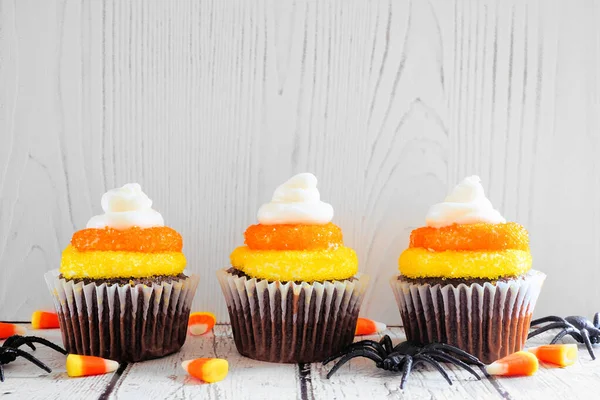 Halloween Snoep Maïs Chocolade Cupcakes Een Rij Tegen Een Witte — Stockfoto