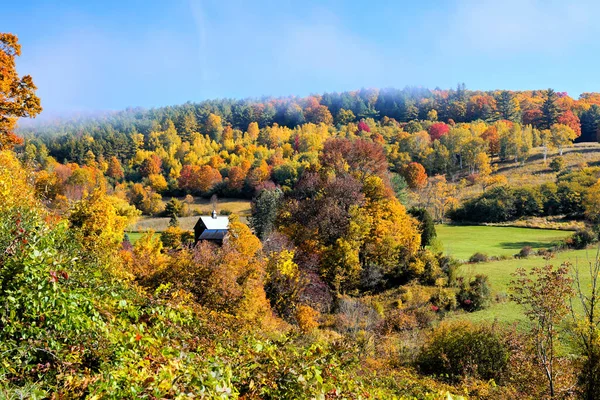 Oude Schuur Tussen Heuvels Van Kleurrijke Herfstbladeren Het Platteland Buurt — Stockfoto