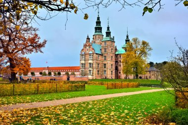 Renkli sonbahar yapraklı Rosenborg Kalesi, Kopenhag, Danimarka