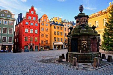 Stortorget 'in renkli binaları, Gamla Stan' in ana meydanı, Stockholm, İsveç 'in eski kasabası.