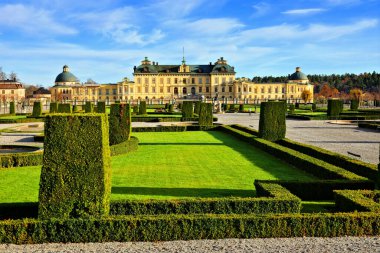 Drottningholm Sarayı, sonbahar boyunca bahçesinden manzara, Stockholm, İsveç