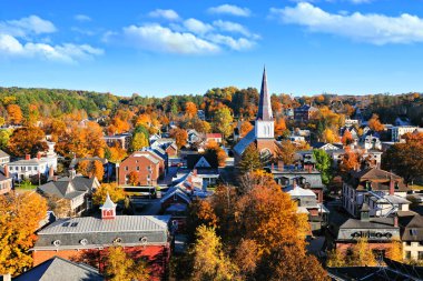 Montpelier, Vermont, ABD 'nin tarihi şehri, kilise kulesi ve renkli sonbahar yapraklarıyla sonbahar manzarası